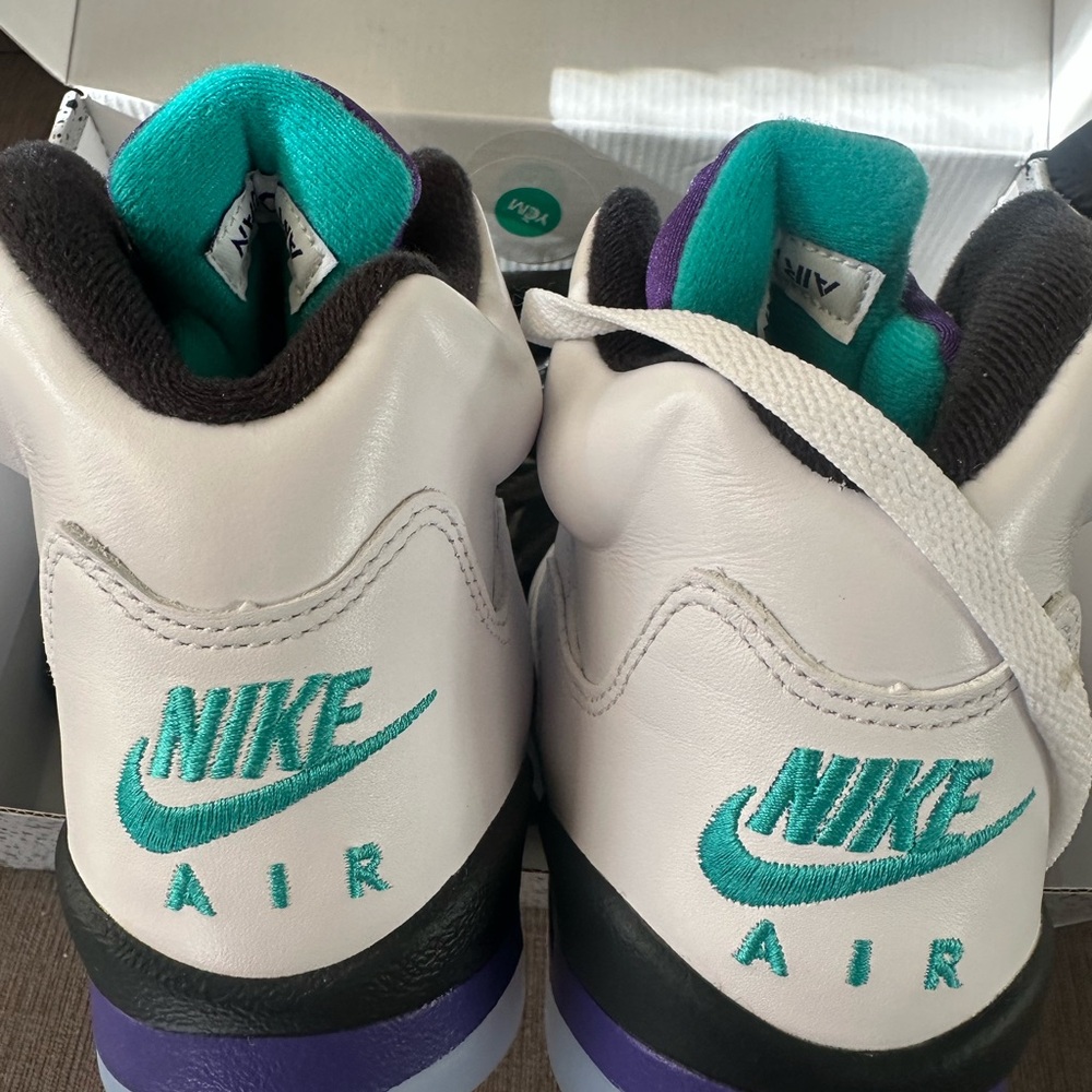 Jordan Air Retro 6 White and Black Sneakers - Picture 4 of 8